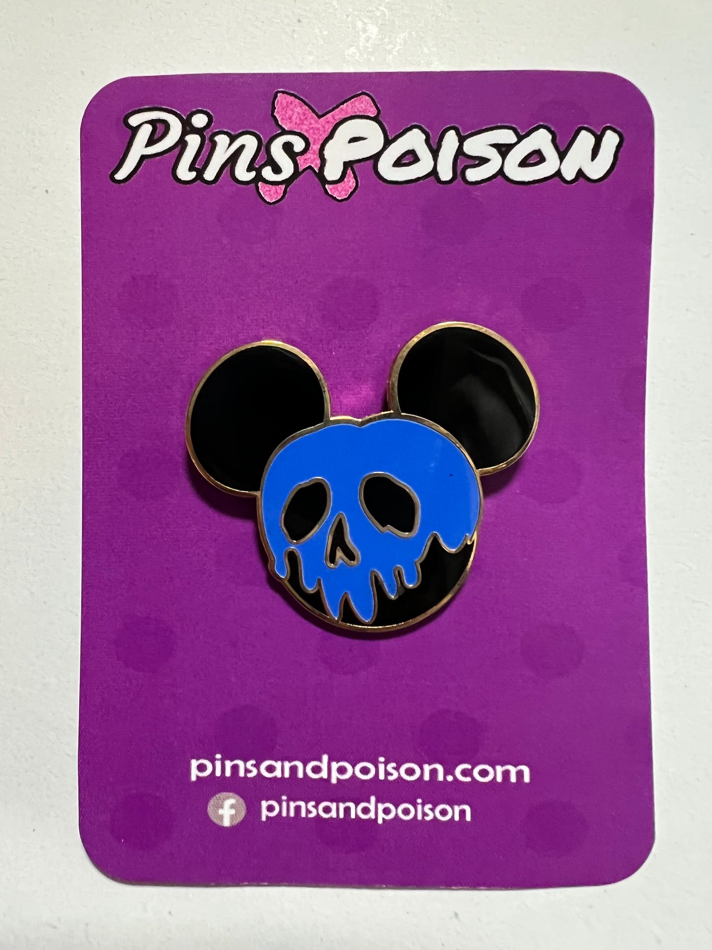 Poison Skull Pin - Glow In The Dark Genie Blue